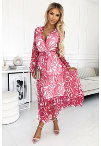 Numoco - Różowa Zwiewna długa sukienka "Enrica". Kolor: różowy. Materiał: wiskoza, elastan. Długość: maxi
