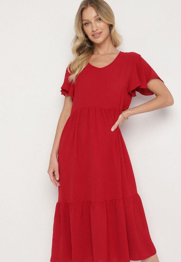 Born2be - Czerwona Sukienka o Rozkloszowanym Kroju z Wiskozą Filastia. Okazja: na co dzień. Typ kołnierza: dekolt w kształcie V. Kolor: czerwony. Materiał: wiskoza. Długość rękawa: krótki rękaw. Typ sukienki: rozkloszowane. Styl: casual, klasyczny, elegancki