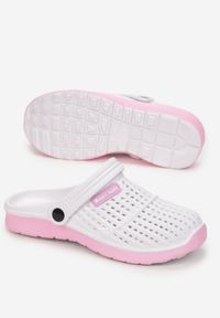 Born2be - Biało-Różowe Klapki Iphiope. Okazja: na plażę, na co dzień, na spacer. Kolor: biały. Materiał: guma, jeans. Wzór: ażurowy. Sezon: lato. Obcas: na płaskiej podeszwie. Styl: klasyczny, casual #6