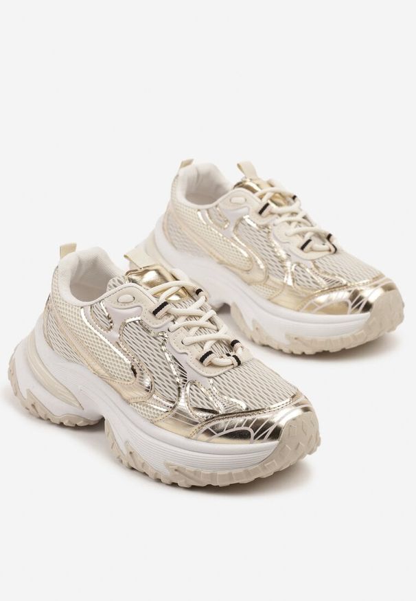 Born2be - Złote Sneakersy na Grubej Podeszwie Ozdobione Geometrycznym Motywem Mevillia. Okazja: na co dzień, na spacer. Kolor: złoty. Wzór: aplikacja, geometria. Sport: turystyka piesza