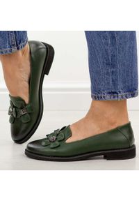 Zielone półbuty damskie Jezzi 25128-3. Okazja: na co dzień. Nosek buta: okrągły. Kolor: zielony. Szerokość cholewki: normalna. Wzór: kwiaty. Materiał: skóra. Sezon: wiosna, jesień, lato. Obcas: na obcasie. Styl: casual, elegancki, klasyczny. Wysokość obcasa: niski #1