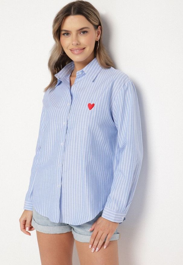 Born2be - Jasnoniebieska Koszula o Kroju Oversize z Delikatne Paski z Haftem w Kształcie Serca Talaviela. Okazja: na co dzień. Typ kołnierza: kołnierzyk klasyczny. Kolor: niebieski. Materiał: jeans. Długość rękawa: długi rękaw. Długość: długie. Wzór: paski, haft. Styl: klasyczny, elegancki, casual