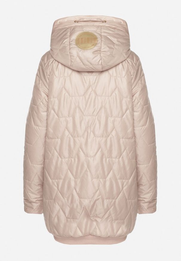 Born2be - Beżowa Kurtka Pikowana o Pudełkowym Kroju z Kapturem Teladira. Okazja: na co dzień. Typ kołnierza: kaptur. Kolor: beżowy. Styl: casual, elegancki, klasyczny