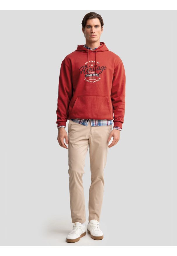 Big-Star - Bluza męska z kapturem z nadrukiem czerwona Herity 704. Okazja: na co dzień. Typ kołnierza: kaptur. Kolor: czerwony. Materiał: jeans, dzianina. Wzór: nadruk. Styl: casual