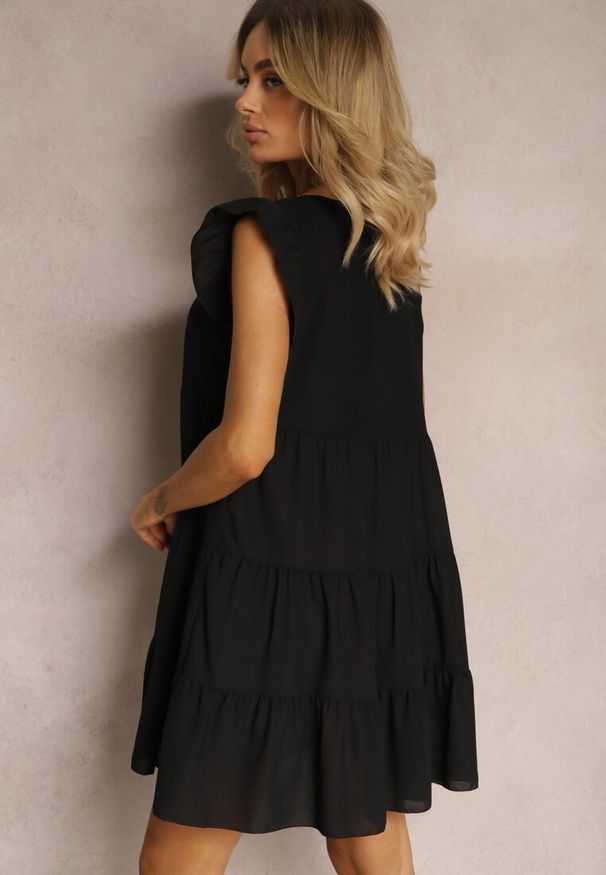 Renee - Czarna Sukienka z Krótkim Rękawem i Ozdobnymi Falbankami o Rozkloszowanym Kroju Vetesa. Okazja: na co dzień. Typ kołnierza: kołnierz z falbankami. Kolor: czarny. Materiał: wiskoza, jeans. Długość rękawa: krótki rękaw. Typ sukienki: proste. Styl: klasyczny, casual