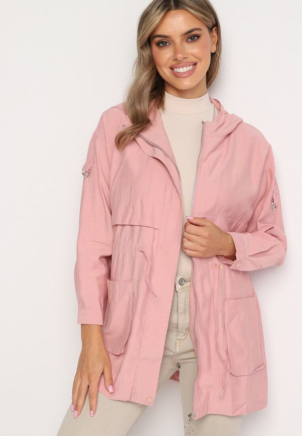 Born2be - Różowa Kurtka Parka z Nieodpinanym Kapturem i Troczkiem w Pasie Mevarie. Okazja: na co dzień. Kolor: różowy. Materiał: jeans. Wzór: aplikacja. Styl: casual, sportowy