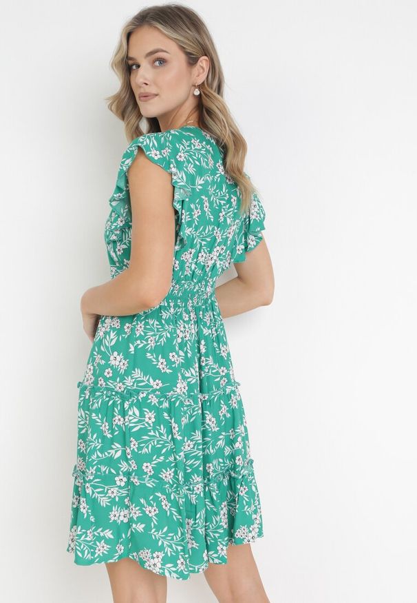 Born2be - Zielona Sukienka Rozkloszowana z Falbankami Pillia. Typ kołnierza: kołnierz z falbankami. Kolor: zielony. Typ sukienki: kopertowe. Długość: mini