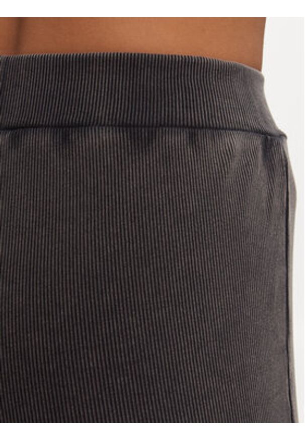 Calvin Klein Jeans Spodnie dresowe J20J223126 Szary Regular Fit. Kolor: szary. Materiał: bawełna
