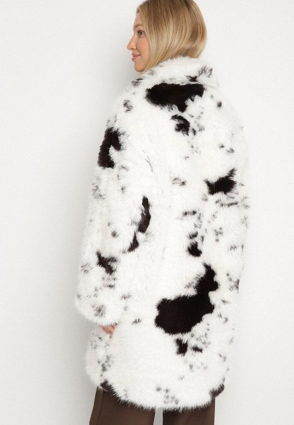 Born2be - Biało-Brązowy Płaszcz Futerko o Długim Kroju w Krowie Łaty Otirena. Okazja: na co dzień. Kolor: biały. Materiał: futro. Długość: długie. Styl: casual, elegancki