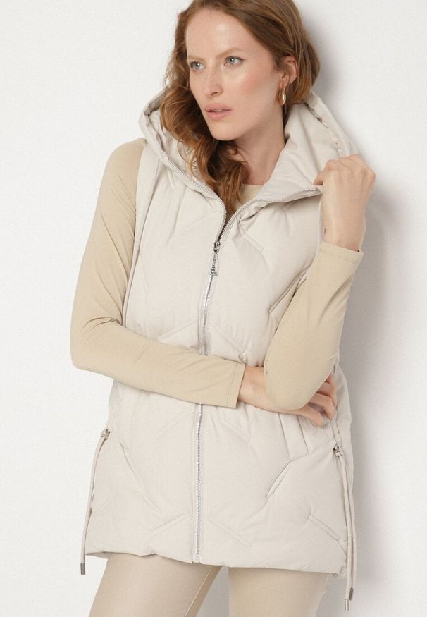 Born2be - Biała Casualowa Kamizelka z Kapturem i Pikowanymi Przeszyciami Caletta. Okazja: na co dzień. Typ kołnierza: kaptur. Kolor: biały. Materiał: jeans. Styl: casual