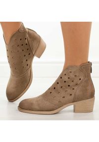 POTOCKI - Beżowe ażurowe botki damskie na obcasie Potocki 12749. Okazja: na spacer, na co dzień. Kolor: beżowy. Szerokość cholewki: normalna. Wzór: ażurowy. Materiał: zamsz. Sezon: wiosna, jesień, lato. Obcas: na obcasie. Styl: casual, elegancki, klasyczny. Wysokość obcasa: średni #1