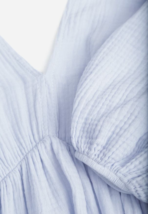 Born2be - Jasnoniebieska Rozkloszowana Bawełniana Sukienka Boho z Wiązaniem i Gumką w Talii Lawla. Okazja: na co dzień. Typ kołnierza: dekolt w kształcie V. Kolor: niebieski. Materiał: bawełna. Typ sukienki: rozkloszowane. Styl: boho
