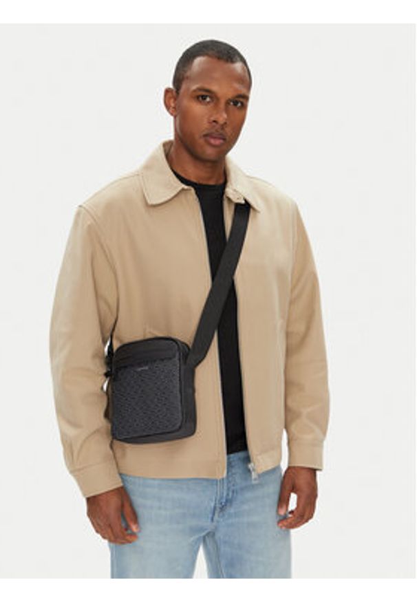 Calvin Klein Saszetka Ck Must Mono Reporter S LV04D3089G Czarny. Kolor: czarny. Materiał: skóra