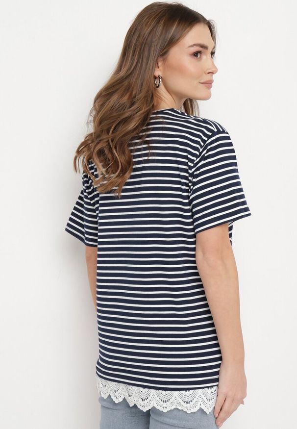 Born2be - Granatowy T-shirt Bawełniany w Paski z Ozdobną Koronką Priscaia. Okazja: na co dzień. Kolor: niebieski. Materiał: koronka, bawełna. Wzór: paski, koronka. Styl: elegancki, casual, klasyczny