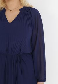 Born2be - Granatowa Sukienka z Paskiem Yiridi. Kolor: niebieski. Długość rękawa: długi rękaw. Typ sukienki: trapezowe. Długość: midi #2