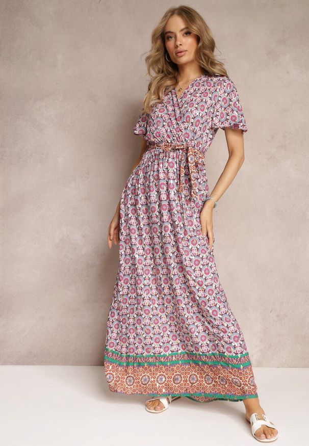 Renee - Różowa Sukienka Maxi z Paskiem i Gumką w Talii w Ornamentalny Wzór Calvim. Kolor: różowy. Długość: maxi
