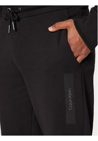 Calvin Klein Spodnie dresowe K10K113838 Czarny Regular Fit. Kolor: czarny. Materiał: bawełna #4