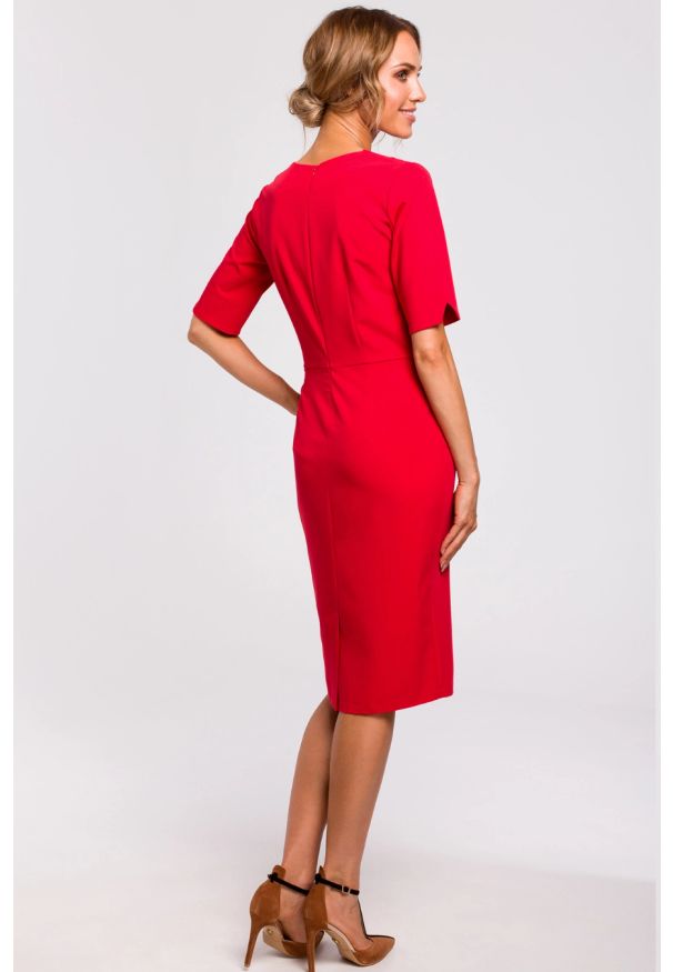 Sukienki.shop - Sukienka ołówkowa dopasowana z podwyższoną talią czerwona. Okazja: na spotkanie biznesowe. Kolor: czerwony. Materiał: tkanina, wiskoza. Typ sukienki: ołówkowe. Styl: biznesowy, elegancki, wizytowy. Długość: midi