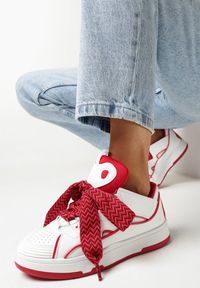 Born2be - Biało-Czerwone Sneakersy z Ozdobnym Sznurowaniem i Szerokim Językiem Vessy. Kolor: biały