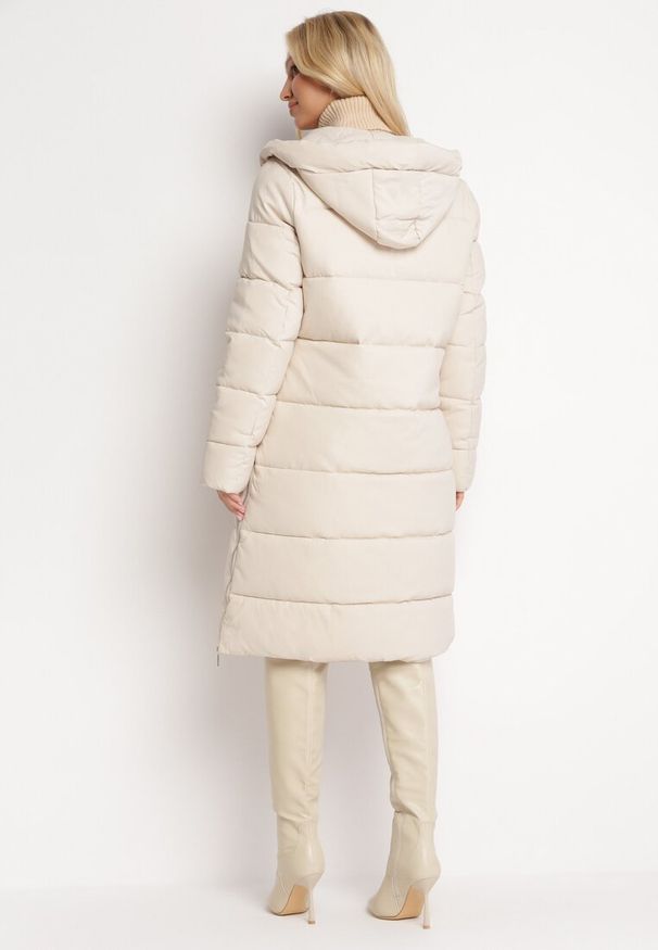 Born2be - Jasnobeżowa Długa Kurtka Płaszcz Zapinana na Suwak i Napy z Kapturem Tasperia. Okazja: na co dzień, na spotkanie biznesowe, do pracy. Typ kołnierza: kaptur. Kolor: beżowy. Materiał: jeans. Długość rękawa: długi rękaw. Długość: długie. Styl: biznesowy, casual, elegancki