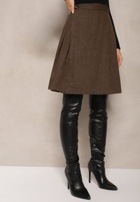 Renee - Brązowa Rozkloszowana Spódnica Preppy z Plisami Enavirra. Okazja: na co dzień, na imprezę, na spacer. Kolor: brązowy. Materiał: jedwab. Styl: klasyczny, casual #4