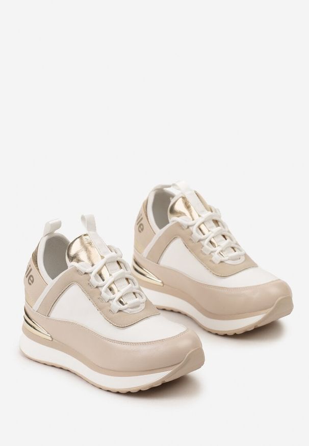 Born2be - Beżowo-Białe Sneakersy na Ukrytym Koturnie z Metaliczną Blaszką i Napisem Yenavra. Okazja: na co dzień, na spacer. Kolor: beżowy. Wzór: napisy. Obcas: na koturnie. Sport: turystyka piesza