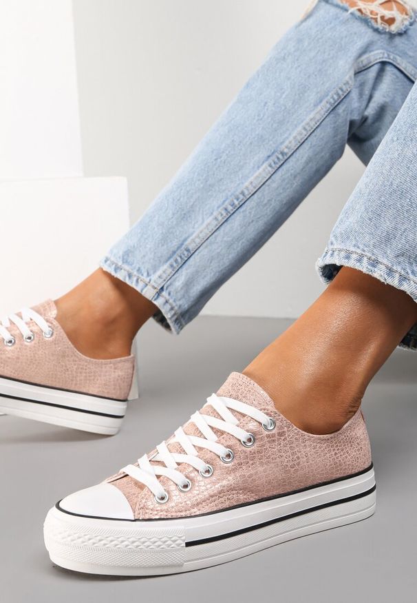 Renee - Szampańskie Trampki Hypsinca. Nosek buta: okrągły. Kolor: złoty. Materiał: materiał, guma, jeans, dresówka. Szerokość cholewki: normalna. Obcas: na platformie