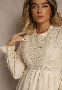 Renee - Beżowa Rozkloszowana Sukienka w Rustykalnym Stylu Zdobiona Haftem Iffesa. Okazja: na co dzień. Typ kołnierza: kołnierzyk stójkowy. Kolor: beżowy. Materiał: poliester. Długość rękawa: długi rękaw. Wzór: aplikacja, haft. Styl: elegancki, casual #4