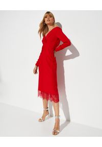 SELF PORTRAIT - Czerwona sukienka z koronką. Okazja: na imprezę, na wesele, na ślub cywilny. Kolor: czerwony. Materiał: koronka. Wzór: koronka. Typ sukienki: dopasowane. Styl: elegancki. Długość: maxi