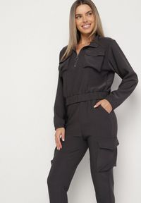 Born2be - Ciemnoszary Komplet Dresowy w Stylu Cargo Bluza na Suwak i Joggery Sitene. Kolor: szary. Materiał: dresówka. Sport: turystyka piesza