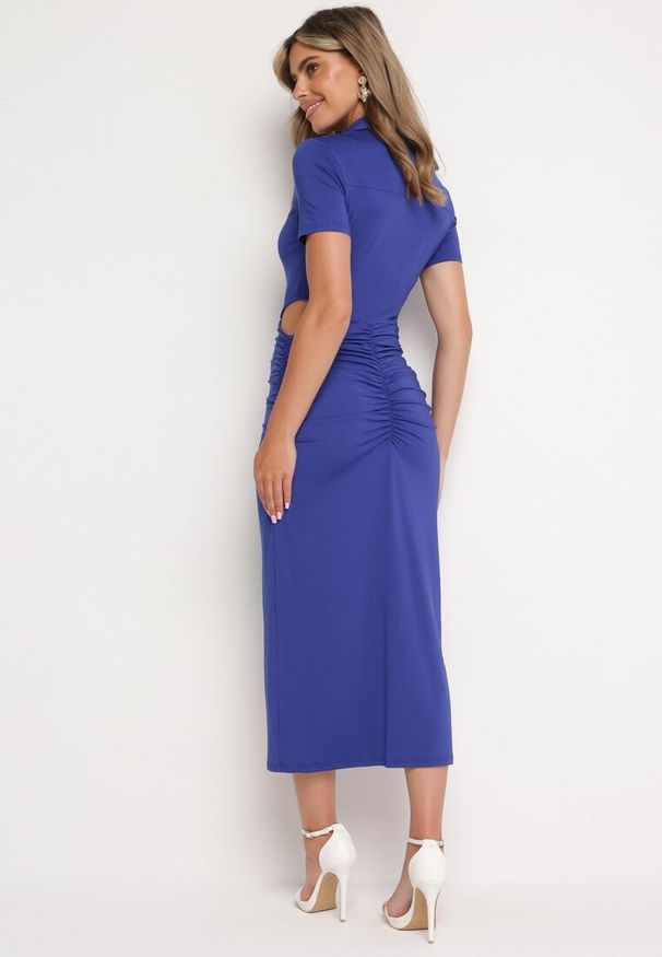 Born2be - Granatowa Sukienka Koszulowa z Wycięciami w Talii i i Marszczeniami Zapinana na Guziki Quvlea. Okazja: na co dzień. Kolor: niebieski. Materiał: wiskoza, jeans. Typ sukienki: koszulowe. Styl: casual