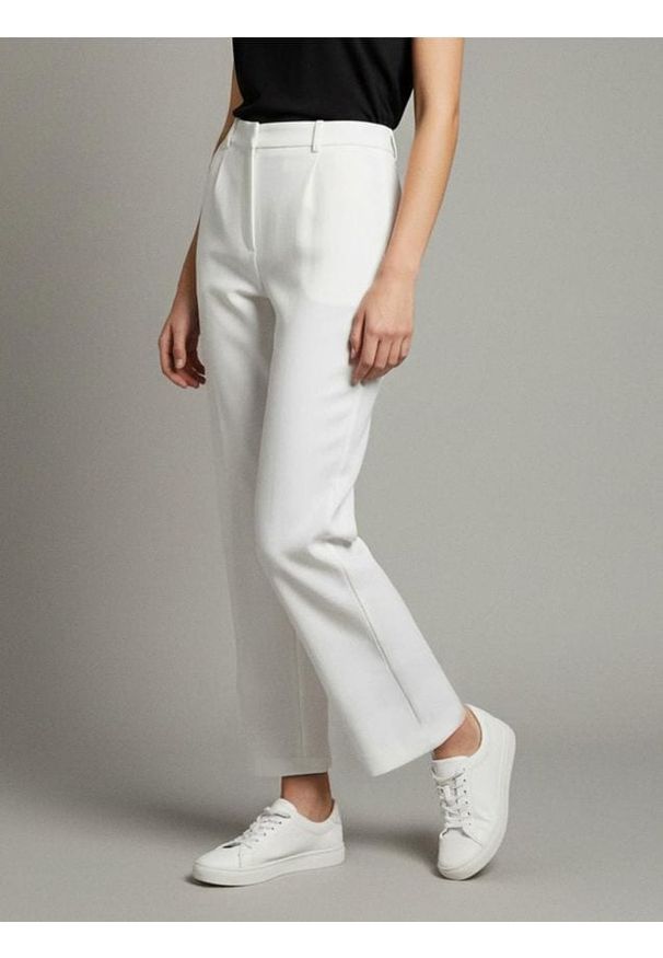 Sinsay - Eleganckie spodnie z zakładkami - kremowy. Kolor: kremowy. Styl: elegancki