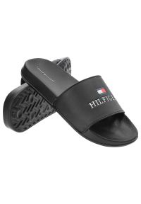 TOMMY HILFIGER - Czarne Klapki Tommy Hilfiger Modne Buty Na Lato. Okazja: na plażę. Kolor: czarny. Wzór: jodełka, nadruk. Sezon: lato. Styl: elegancki #2