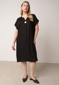 Born2be - Czarna Pudełkowa Sukienka z Lnem i Wiskozą Zdobiona Metalicznym Guzikiem Phisoth. Okazja: do pracy, na co dzień, na spotkanie biznesowe. Kolekcja: plus size. Kolor: czarny. Materiał: wiskoza, len. Wzór: aplikacja. Sezon: lato. Typ sukienki: proste, dla puszystych. Styl: elegancki, biznesowy, casual #1