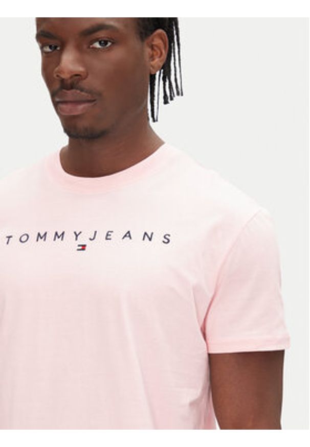 Tommy Jeans T-Shirt Linear Logo DM0DM20744 Różowy Regular Fit. Kolor: różowy. Materiał: bawełna