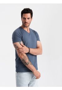 Ombre Clothing - Męska klasyczna bawełniana koszulka z dekoltem w serek BASIC – niebieski melanż V18. Typ kołnierza: dekolt w serek. Kolor: niebieski. Materiał: bawełna. Wzór: melanż. Styl: klasyczny