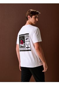 Sinsay - Bawełniana koszulka z nadrukiem na plecach - biały. Kolor: biały. Materiał: bawełna. Wzór: nadruk