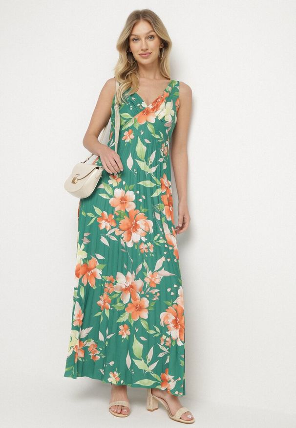 Born2be - Ciemnozielona Sukienka o Rozkloszowanym Kroju z Plisami i Dekoltem w Serek Nitolina. Okazja: na spacer, na co dzień. Typ kołnierza: dekolt w serek. Kolor: zielony. Materiał: jeans. Długość rękawa: na ramiączkach. Typ sukienki: rozkloszowane. Styl: casual