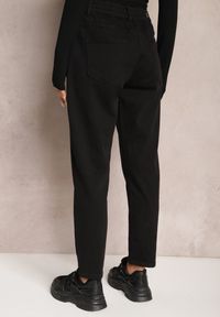 Renee - Czarne Jeansy Mom Fit z Wysokim Stanem i Gumką w Pasie Yvona. Okazja: na co dzień. Stan: podwyższony. Kolor: czarny. Styl: klasyczny, casual, elegancki