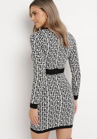 Born2be - Biała Sweterkowa Sukienka Mini o Geometrycznym Wzorze Ozdobiona Guzikami i Czarnymi Wstawkami Taiwa. Kolor: biały. Wzór: geometria, aplikacja. Styl: elegancki. Długość: mini #3