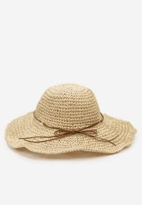 Born2be - Jasnobeżowy Pleciony Kapelusz z Szerokim Rondem Wiązany na Rzemyk Yeisa. Kolor: beżowy. Sezon: lato. Styl: elegancki, biznesowy, boho, wakacyjny, casual
