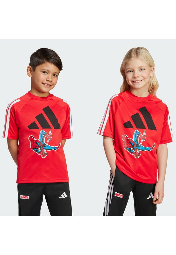 Adidas - Koszulka Marvel Spider-Man Tee Kids. Kolor: biały, czerwony, wielokolorowy. Materiał: materiał. Wzór: motyw z bajki