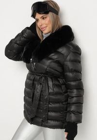 Born2be - Czarna Pikowana Kurtka z Paskiem i Futrzanym Kołnierzem Gunnitte. Typ kołnierza: bez kaptura. Kolor: czarny. Materiał: futro. Styl: elegancki #4