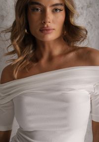 Renee - Biały Dopasowany T-shirt z Wiskozy z Dekoltem w Łódkę Vivianna. Typ kołnierza: dekolt w łódkę. Kolor: biały. Materiał: wiskoza #5