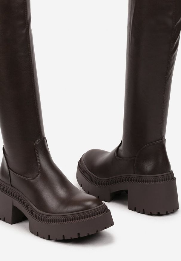 Born2be - Brązowe Długie Kozaki na Słupku z Dopasowaną Cholewką Laoriah. Okazja: na co dzień. Kolor: brązowy. Materiał: jeans. Szerokość cholewki: normalna. Obcas: na słupku. Styl: casual