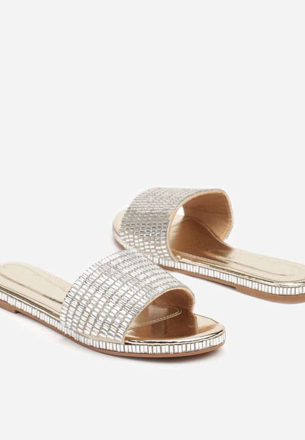 Born2be - Złote Klapki Zdobione Metalicznymi Aplikacjami Deolirin. Okazja: na co dzień. Nosek buta: otwarty. Kolor: złoty. Wzór: aplikacja. Materiał: jeans. Sezon: lato. Obcas: na obcasie. Styl: casual, elegancki. Wysokość obcasa: niski