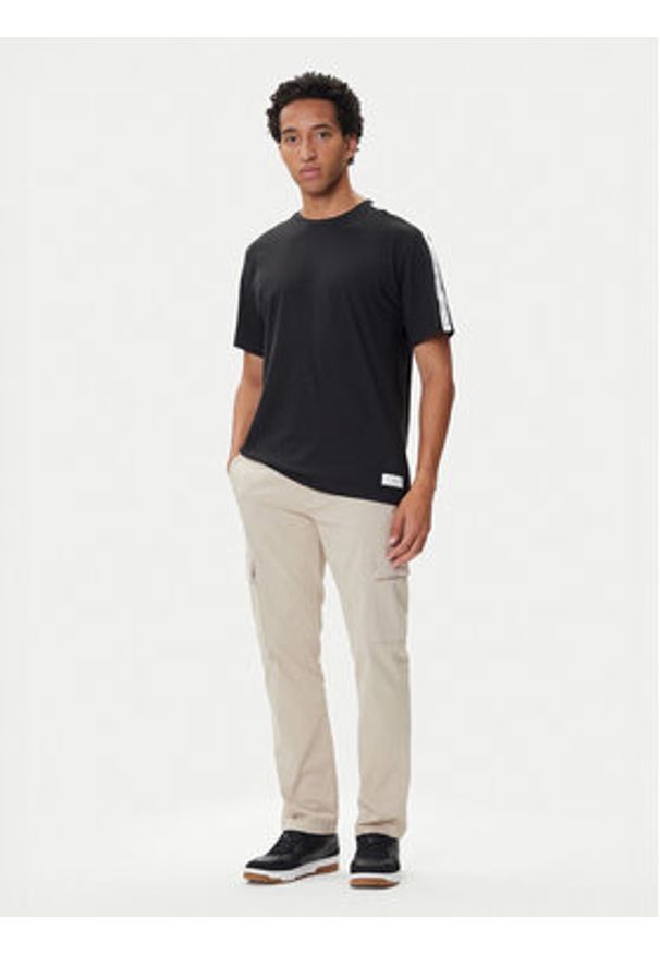 TOMMY HILFIGER - Tommy Hilfiger T-Shirt Logo UM0UM03005 Czarny Regular Fit. Kolor: czarny. Materiał: bawełna