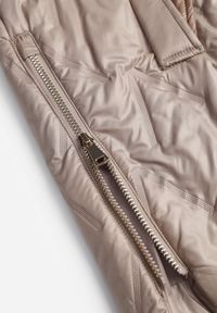 Born2be - Brązowa Pikowana Kamizelka o Długim Kroju z Nieodpinanym Kapturem w Romby Dephice. Okazja: na co dzień. Typ kołnierza: kaptur. Kolor: brązowy. Materiał: jeans, materiał. Długość: długie. Styl: casual, elegancki #6