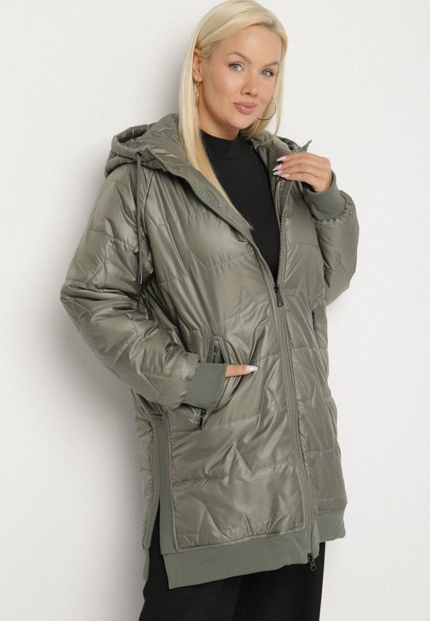 Born2be - Zielona Kurtka z Pikowanymi Przeszyciami i Kapturem Zarimelia. Okazja: na co dzień. Kolekcja: plus size. Kolor: zielony. Materiał: jeans. Styl: klasyczny, casual, elegancki, sportowy