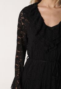 Born2be - Czarna Koronkowa Sukienka z Cienkim Paskiem i Rozkloszowanymi Rękawami Jovaila. Okazja: na co dzień. Typ kołnierza: kołnierz z falbankami. Kolor: czarny. Materiał: koronka. Długość rękawa: na ramiączkach. Wzór: koronka. Typ sukienki: rozkloszowane. Styl: klasyczny, casual #4